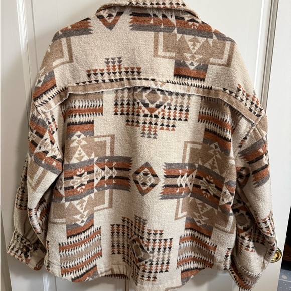 New In Aztec Geometric Patterned Button Down Shacket Size Large - Picture 5 of 8